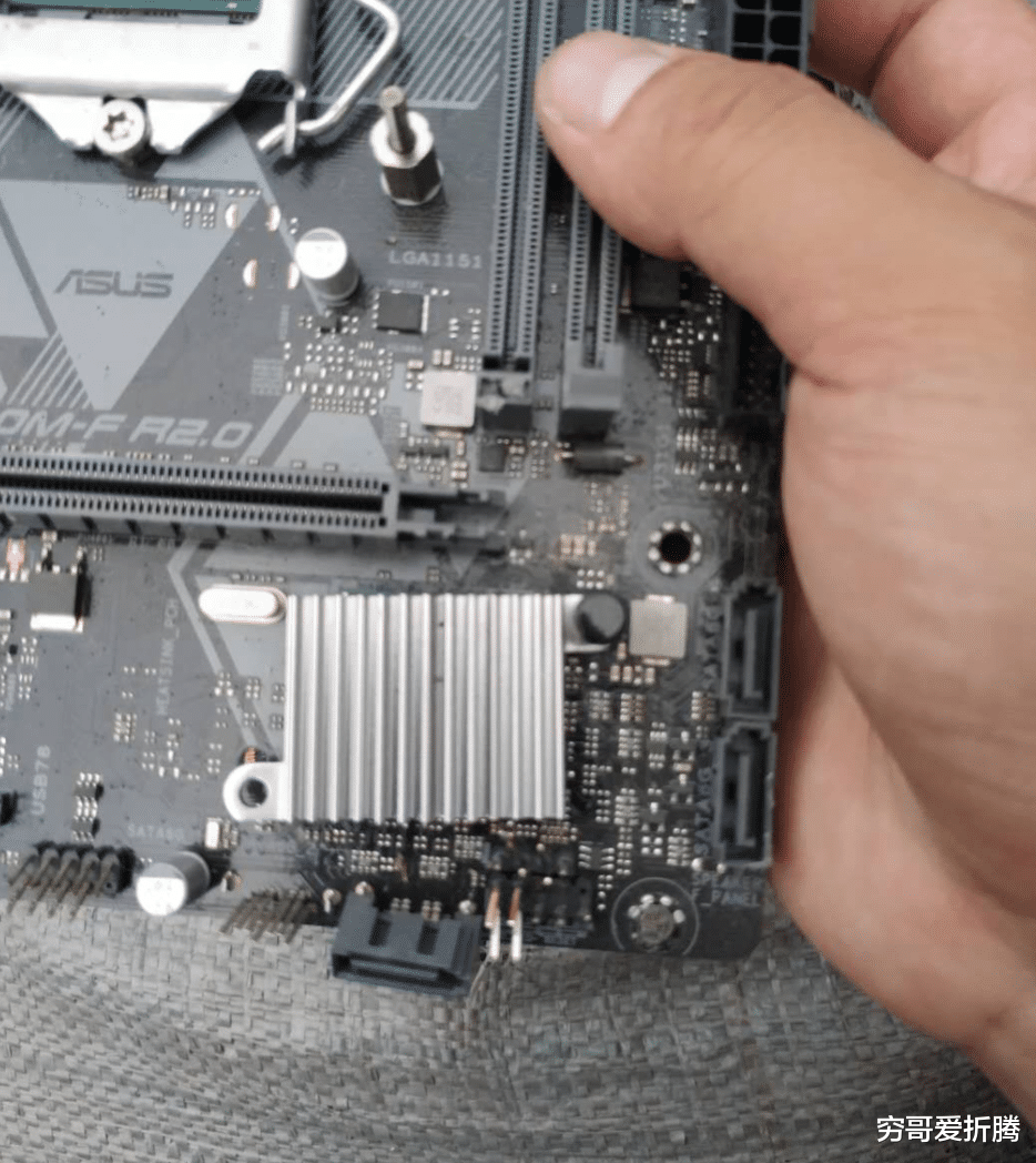 显卡|好好高考，玩什么电脑！我在废品站看到了一台有故事的电脑