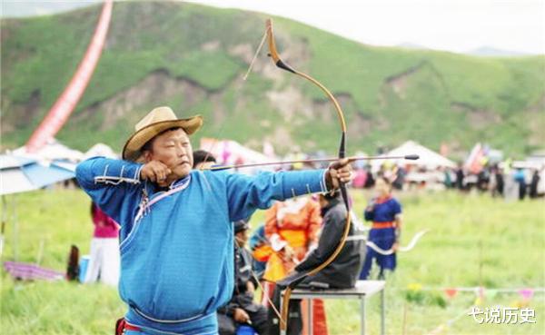 弋说历史|内蒙干涸湖底铺满“五彩石”，因没人管被随意捡走，造成20亿损失