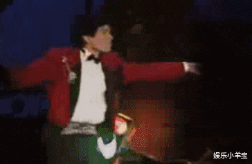 「费翔」费翔第一次上春晚全程上半身镜头，导演很无奈，他太“张扬”了