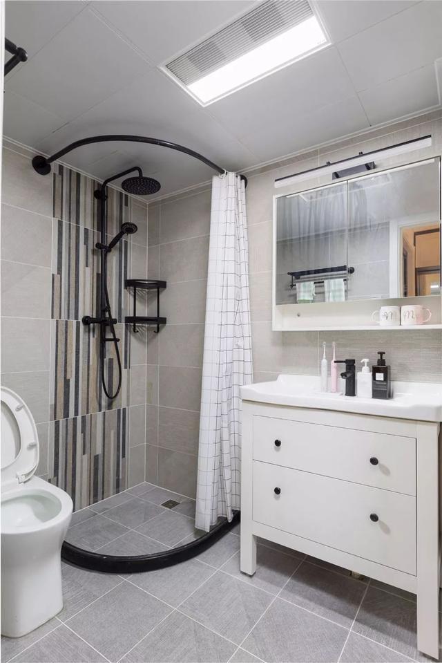 『』小户型卫生间别做干湿分离了，用浴帘隔断更巧妙，7种花色任你选