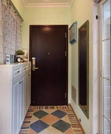 ■老婆硬在玄关砌半堵墙，亲戚都因此嘲笑劝拆掉，完工后都服气了！