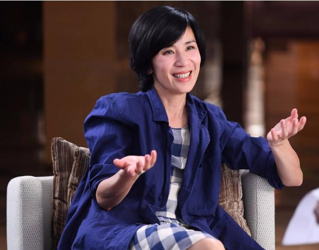 |走进吴君如在香港的家，家具都是自己动手做的，日子过得简朴平淡