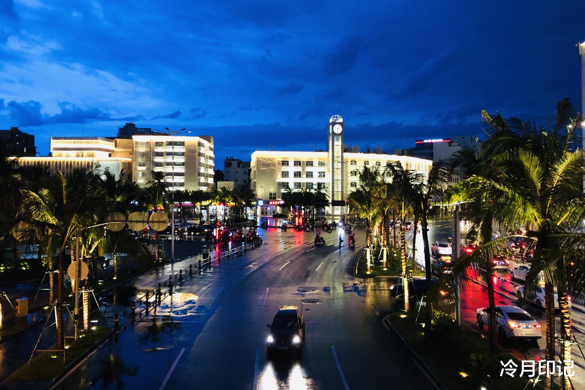 『三亚』我国唯一没有冬天的省，一年四季如夏，被誉为“天然大温室”