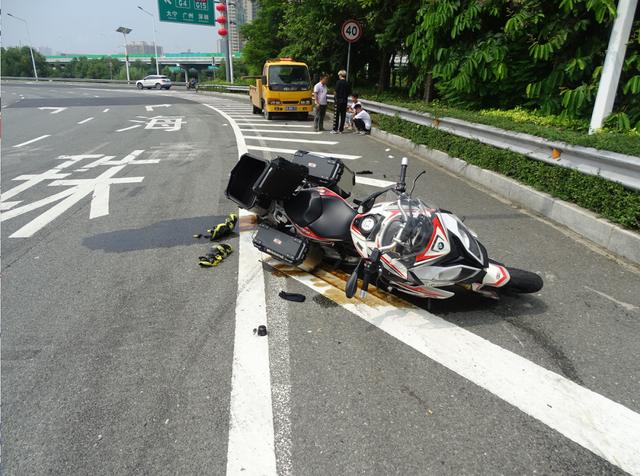 广东交警|00后新司机突然变道,宝马摩托车司机被撞身亡