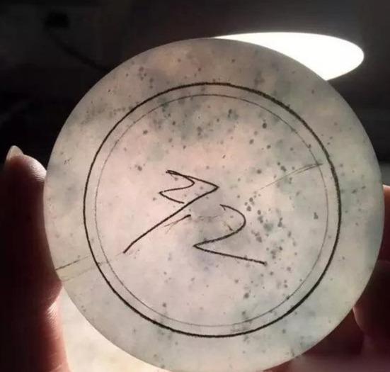 翡翠手镯|切开一块翡翠原石乍一看很多棉，大悲！细观，雪花棉，欣喜