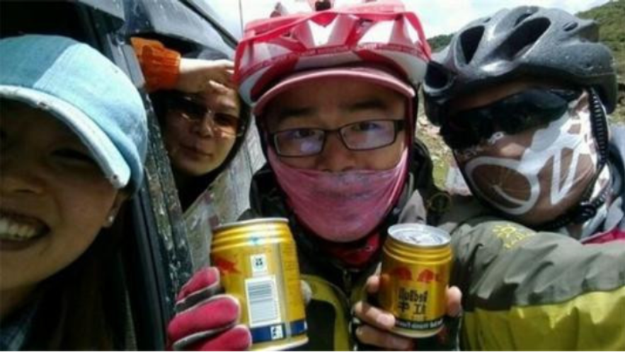 「穷游」川藏线上那些举着“求RB”牌子的穷游女, 到底是何意思?