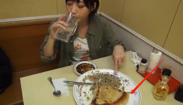 煎饺|大胃王挑战30斤“煎饺”，看清桌上这一物后，网友：难怪能吃完！