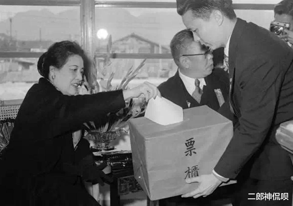 宋美龄|历史上过目难忘的瞬间：坐房顶上的林徽因梁思成，宴会上抽烟的宋美龄