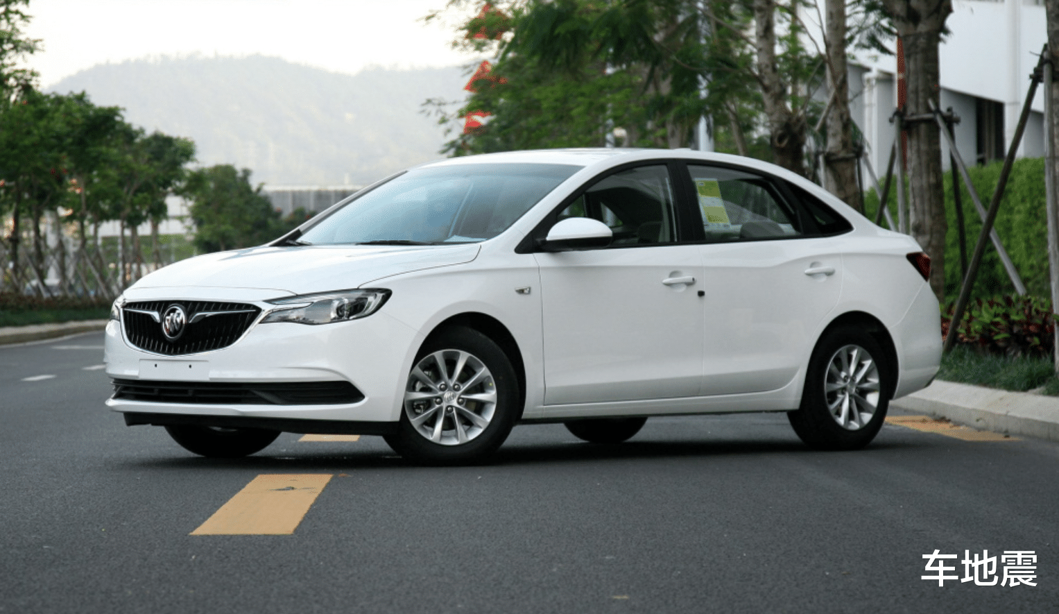 「合资车」又一合资车价格“跳水”,从11.89w跌至6.59w,买国产不如选它香