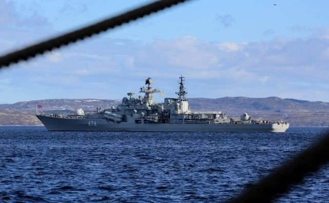 【美军】禁止美军自由航行，大批战舰出动拦住去路，敢硬闯果断开火