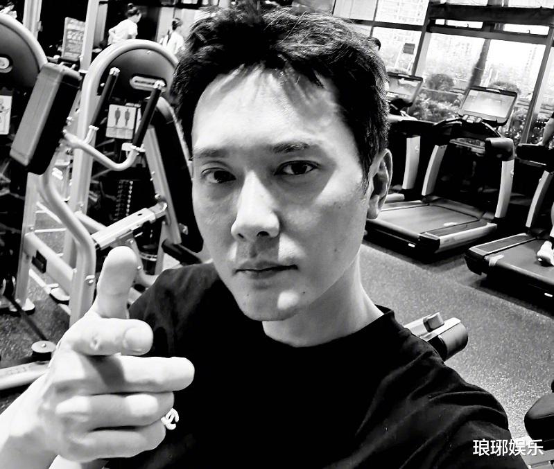 冯绍峰|冯绍峰晒出减肥前后对比照，要是不仔细看，压根不知道是一个人