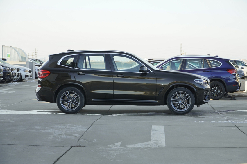 奥迪Q5▲一年卖12万辆！30岁开它有面子，起步2.0T+哈曼卡顿，不屑奥迪Q5