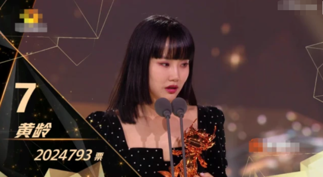 黄龄|黄龄音乐节坠落舞台擦伤大腿,现场照片曝光,青紫红肿惹人心疼