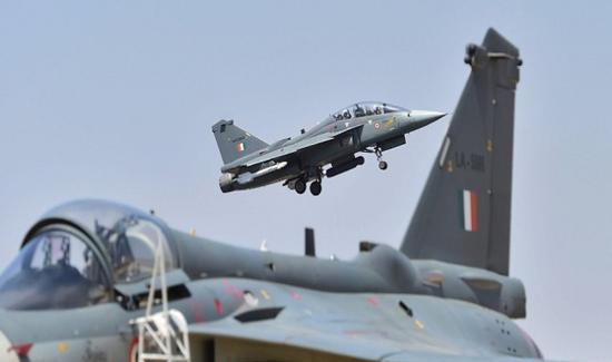 印度|边境七座机场昼夜施工，印急调卫星侦察最新进展，被眼前一幕吓住