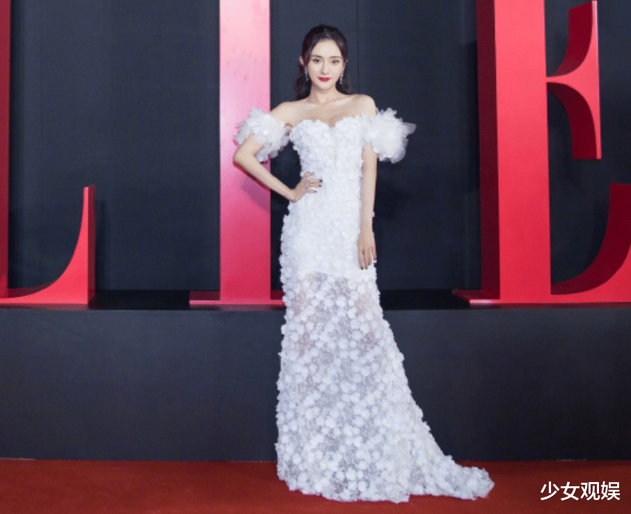 杨幂|ELLE大典合影，赵露思站边缘，乔欣蹲前排，杨幂站位厉害了