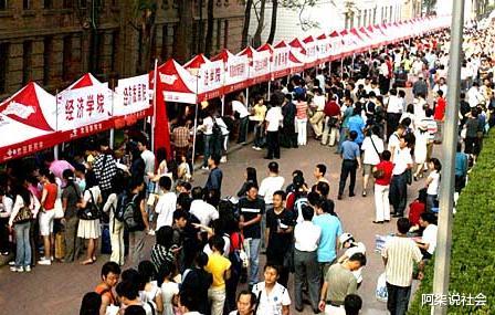 |“破学校，不读了”，大学新生报到那天，成了无数家庭的灾难片