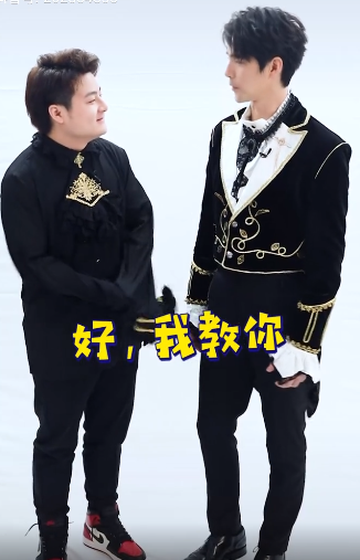 『戚薇』知名节目导演变网红！明星争相送他礼物，粉丝百万有保姆车接送？