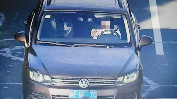 冰视频|珠海男子借80万途锐，开去看海竟冲进水里被淹没！拼命往岸边游……