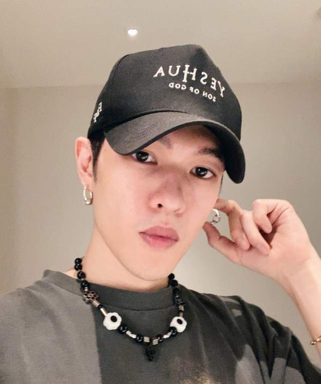 邓紫棋|邓紫棋携员工游迪士尼，与男友Mark大方同框，穿情侣装暗撒狗粮