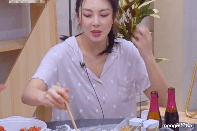 张雨绮|别的姐姐宵夜都在吃龙虾，看清张雨绮吃的东西，瞬间懂她的体型了