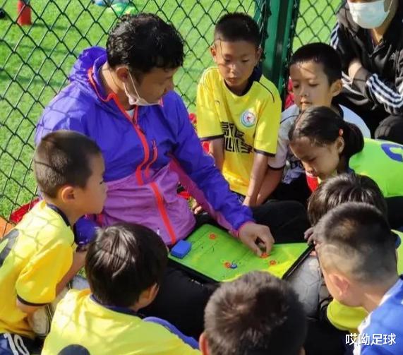 「中国足球」前国脚搞青训月薪4000曝光中国足球顽疾:没人脉寸步难行