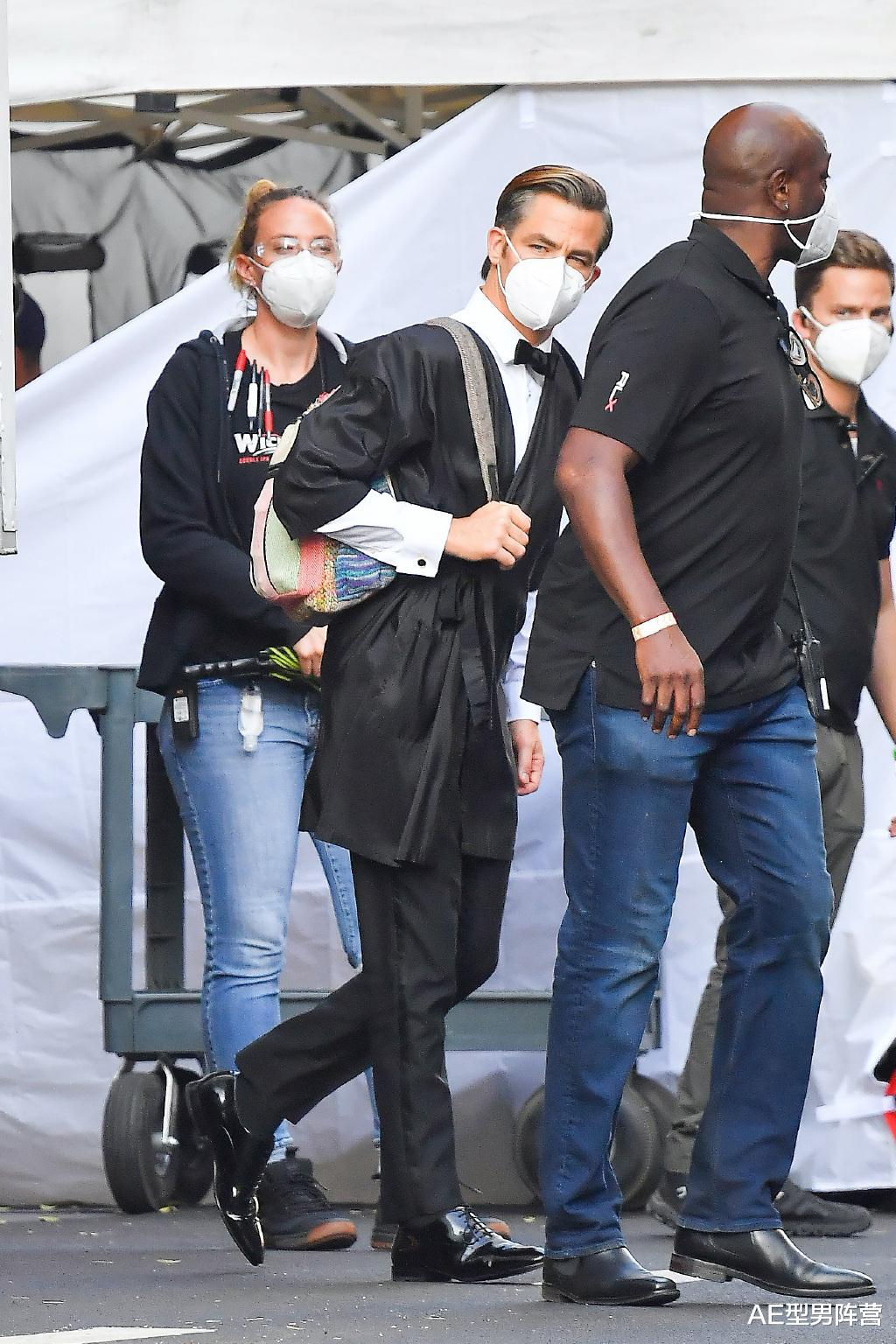 克里斯·派恩|太帅啦！40岁克里斯·派恩亮相新电影片场，金发+西装帅到流鼻血