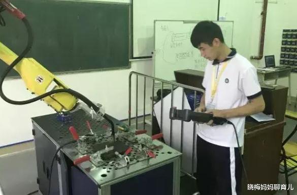 中考|800名高一新生遭清退，无学可上惹争议，家长：孩子未来谁负责