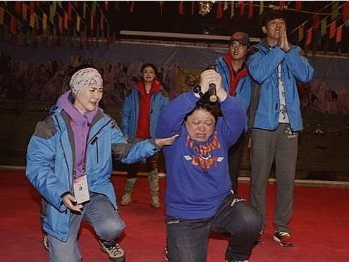 [韩红]当众“下跪”的大腕明星，第2个跪出了中华骄傲，第5个遭人唾弃