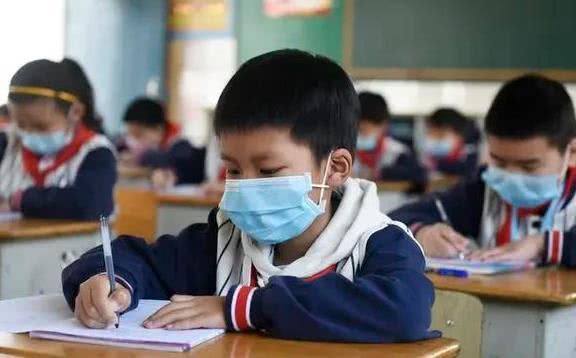 「形式主义」戴口罩上课是形式主义?教育专家:学校许多措施形同虚设