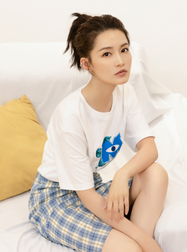 沙溢|李沁穿衬衫弯腰站姿别扭，蔡徐坤忘了保持距离，她的救场反应堪比教科书