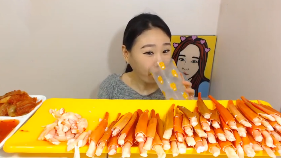 「棒棒糖」大胃王吃500根“棒棒糖”，都说她穷酸，看清后，网友：买不起！