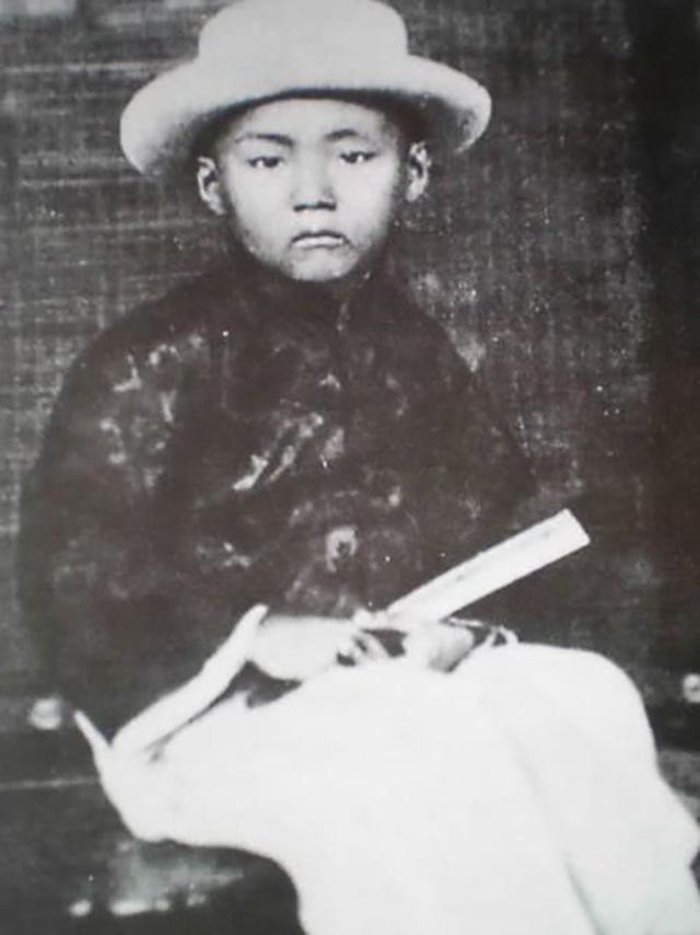 ：中国传奇遗腹子: 出生前军队守卫产房, 出生后国家鸣13响礼炮庆祝