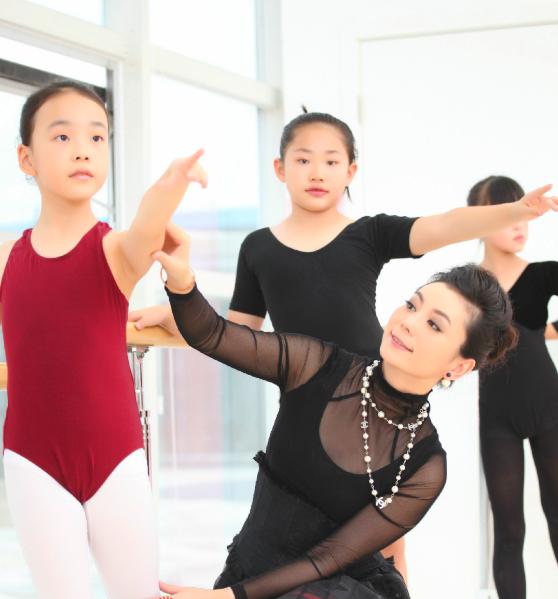 朱军|56岁朱军与娇妻罕同框，谭梅气质貌美身材好，两人结婚27年仍恩爱？