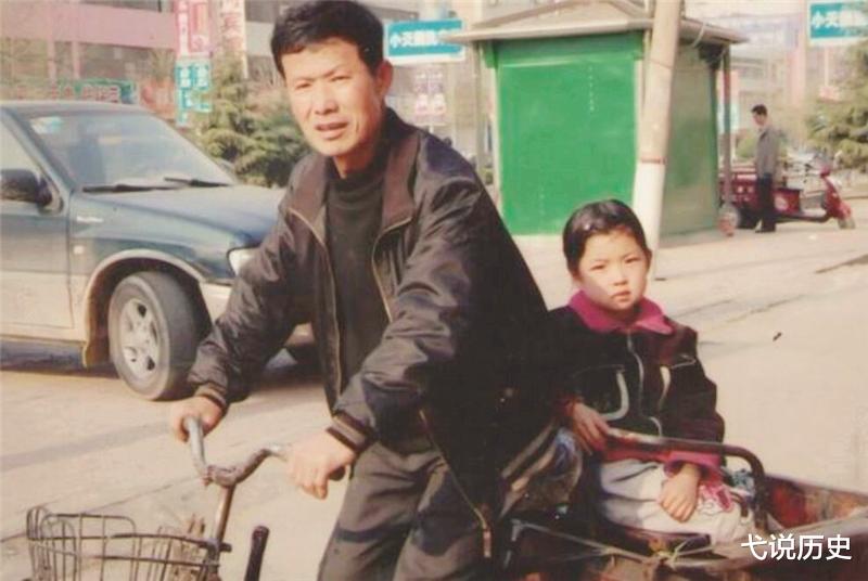 弋说历史|老人垃圾堆捡一女婴，16年辛苦抚养成人，现在日子却乱成一锅粥