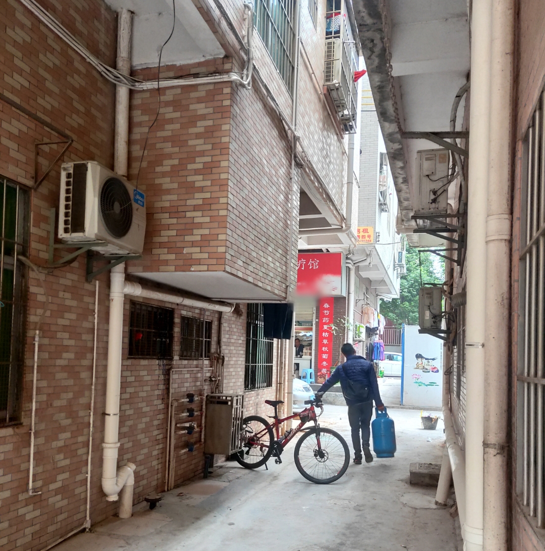 实拍深圳丹坑村，房子越来越空了，房东：年前一律不予办理退房