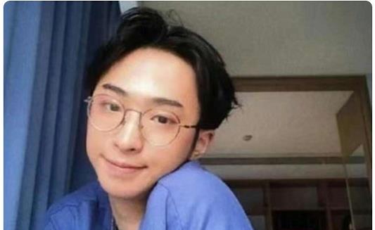 伊能静|伊能静18岁儿子火了，做美甲穿女装引热议，母子同框像姐弟