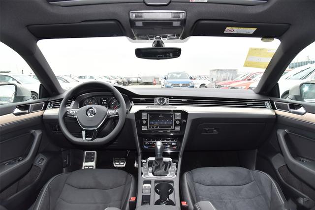 大众汽车▲迈腾就怕它降价，纯正德系大掀背，一脚油门220马力，比A5还拉风