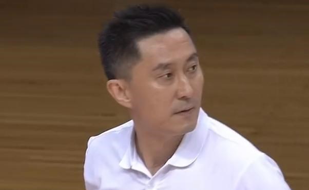 易建联|CBA关键一战！比赛局势被一人改变，一场生死大战几乎失去悬念