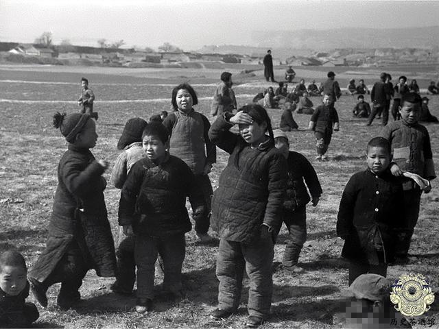 蒋介石▲1942年河南大饥荒老照片:图3正在啃树皮,蒋介石看完照片腿发抖