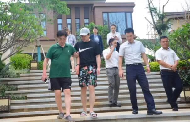 「」沈腾为父母三亚买海景别墅，下楼梯时手搀父亲，获多名销售陪同！
