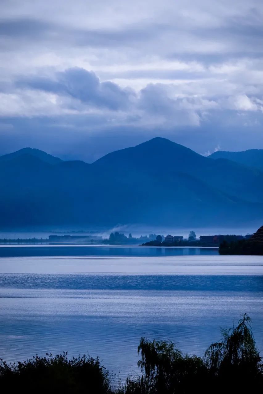 泸沽湖 今天起泸沽湖暂停开放，这40张美景图，够我们馋一年