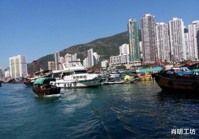 「香港」在香港普通人一个月工资有多少？