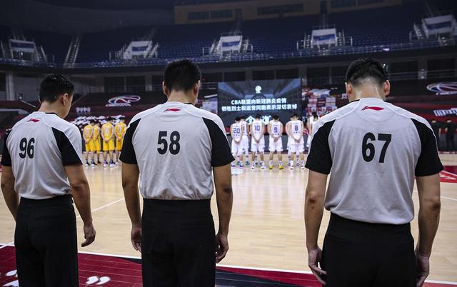 「姚明」上午11点，CBA开战，全场向英雄致敬！姚明主席戴口罩，现场督战