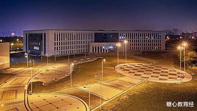 野鸡大学|得知儿子被“名校”录取,父母大摆筵席,老师看到校名后果断报警