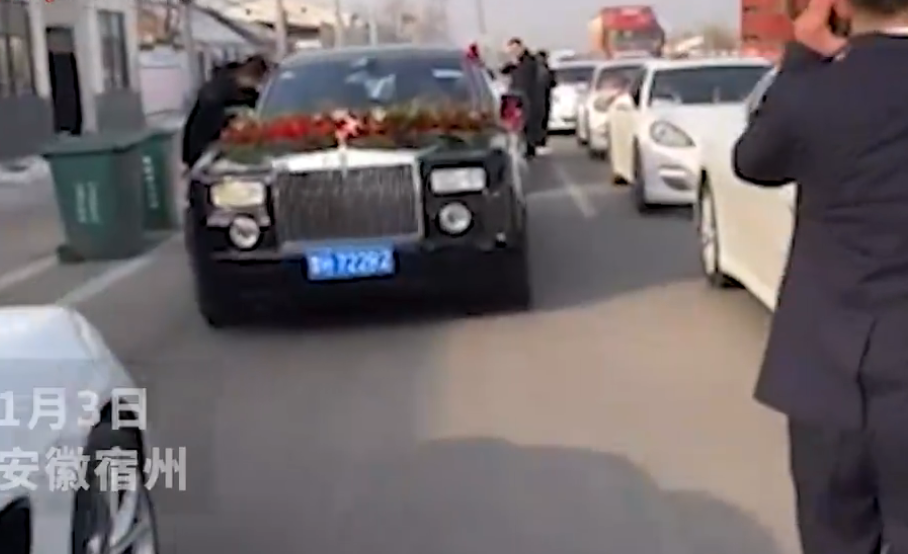 微社评 婚车下高速多了16辆，多出两名新娘、十几名伴娘，新郎一脸迷