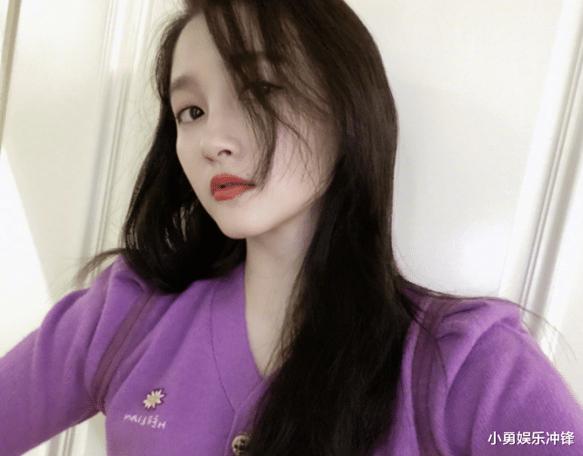 关晓彤@关晓彤自曝是“全宿舍最丑”?本以为是在谦虚,看清合照:我信了