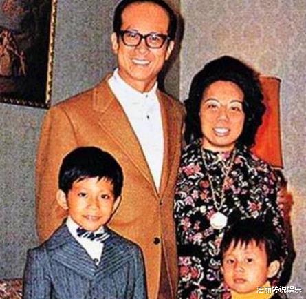 []1989年原配庄月明新年第1天去世，李嘉诚同年建造型诡异“月明楼”