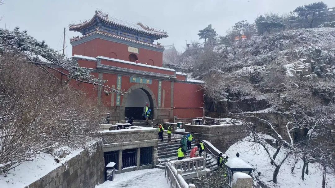泰安|瑞雪丰年，国泰民安！看，泰安今冬第一场雪，下成这般仙境模样！
