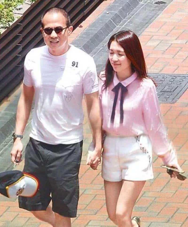 李泽楷28岁小女友晒照,穿短裤秀"奶冻腿",身材完虐梁洛施!
