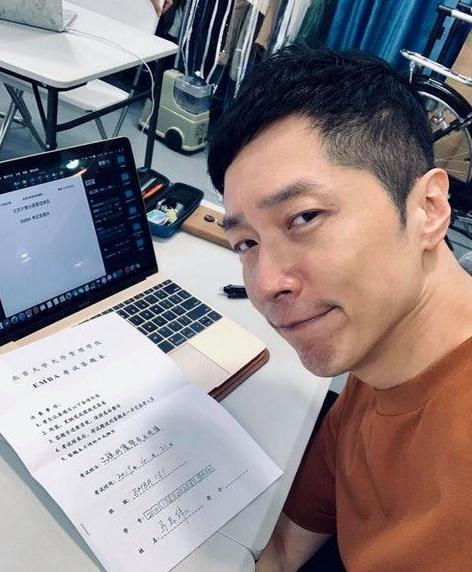 马浚伟：马浚伟靠44次歌唱比赛出道，母患癌去世抑郁8年，豪掷百万读北大